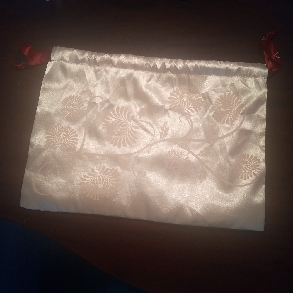 *FREE WITH PURCHASE* Makeup pouch from Besame